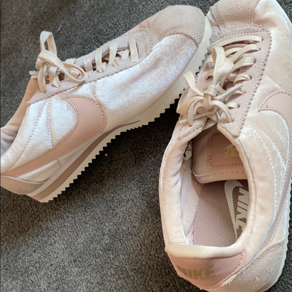 Nike Sneakers - Picture 3 of 16